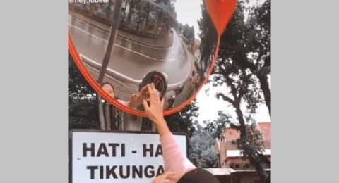 Iseng Sentuh Cermin Tikungan Wanita Ini Baru Sadar Apa Yang Dia Pegang Suara Sumut