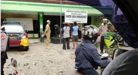 Dua pria di Ponorogo Jawa Timur dihukum hormat mendongak ke bendera [Tangkapan layar Facebook]