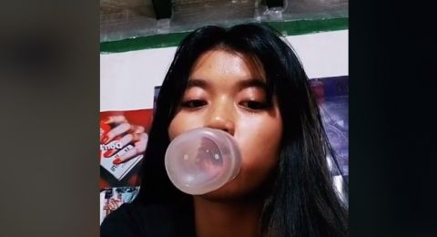 Ikut Tren Sedot Gelas Biar Bibir Seksi, Aksi Gadis Ini Malah Bikin Ngakak