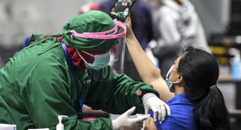 Pemerintah Bakal Cabut Bansos Masyarakat yang Menolak Divaksin Covid-19