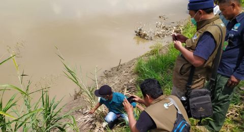 BKSDA sedang melakukan penyelidikan di Bantaran Sungai Solo di Lamongan [Foto: Amin Alamsyah]