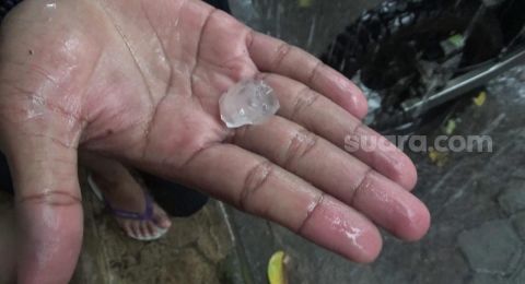 Cuaca Ekstrem Sleman Alami Hujan Es Hingga Talut Jebol Suara Jogja Suara kodok air hujan dan suara petir halilintar membuat tidur semakin nyenyak. cuaca ekstrem sleman alami hujan es