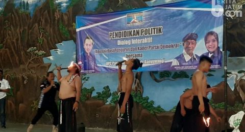 Aksi Bela Ahy Dpc Demokrat Banyuwangi Unjuk Ilmu Kebal Bacok Kadernya Suara Malang<script async src=