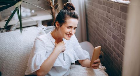 5 Tanda Cewek Naksir Kamu Terlihat dari Chat, Dia Mulai Duluan!