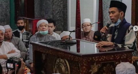 Transit Di Palembang Ustadz Abdul Somad Isi Tausiyah Di Masjdi Agung Suara Sumsel