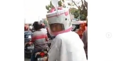 Pemotor Bergaya Pakai Helm Rice Cooker