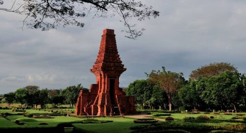 Candi Bajang Ratu [instagram @bejijongmajapahit]