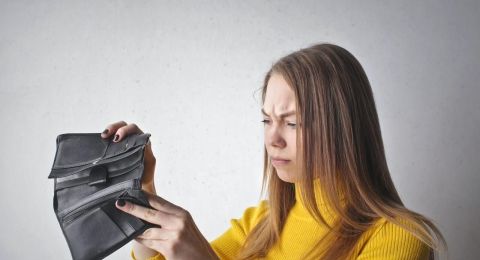 Kerja Keras Tapi Gak Kaya-kaya? Mungkin Kamu Kena 7 Jebakan Finansial Ini