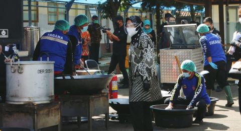 Kumpulan Berita TRI RISMAHARINI: Mensos Risma Marah, Ancam Pindahkan ASN ke Papua, Warganet: Ibu Pikir di Sini Tempat Sampah Kah?