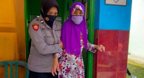 Susi Irawati dibantu polwan saat mengikuti vaksinasi Covid-19 di SDN 1 Asrikaton Kabupaten Malang, Kamis (29/7/2021) [Suara.com/Bob Bimantara Leander]