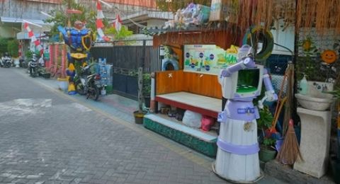 Dua robot karya kampung smart Kota Surabaya [SuaraJatim/Dimas Angga]