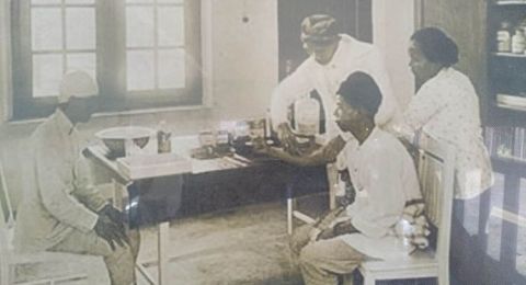 dr Soetomo sedang memeriksa pasien [Foto: Koleksi museum dr Soetomo]
