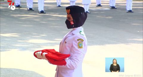 Potret Pembawa Baki Saat Pengibaran dan Penurunan Bendera