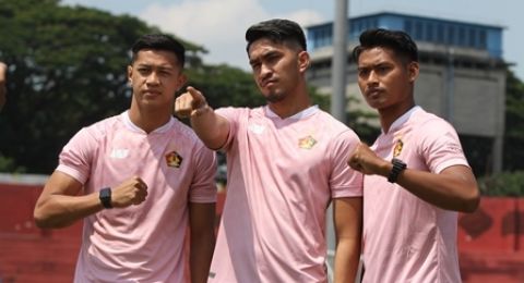 Jersey warna merah muda Persik Kediri [Foto: Dok]