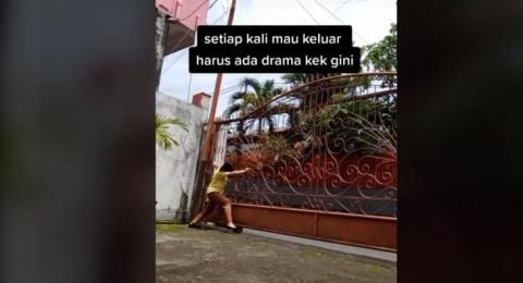 Perjuangan cewek buka pagar kosan [Hitekno.com]