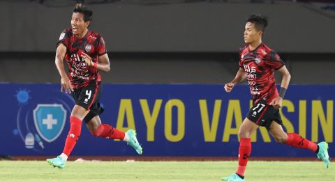 Bikin Baper Ada Peran Istri Dibalik Gol Indah Syaiful Indra Cahya Suara Jateng<script async src=