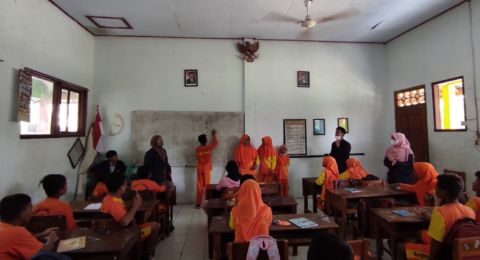My Little Notes of Daily Conversation: Media Pembelajaran untuk Siswa SD