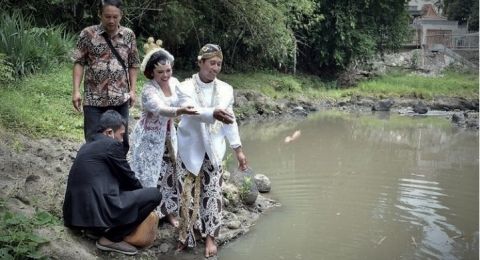 Belajar dari Tradisi Tebar Benih Ikan di Klaten