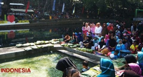 Masyarakat saat mengikuti Ritual Nyladran di Sumber Jenon sebelum Pandemi. (Foto: dok TIMES Indonesia)
