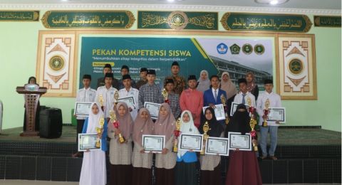 STIS Nurul Qarnain Jember Gelar Lomba Tingkat SMA dan Sederajat