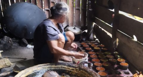 Mengenal Sosok Ibu Nia, Pembuat Gula Merah di Desa Todang-Todang