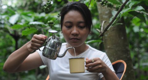 Seteguk Kopi di Tengah Peluh, Jeda Singkat Seorang Pekerja