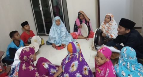 Mahasiswa KKNT STKIP PGRI Ponorogo Kenalkan Anak pada Seni Hadroh