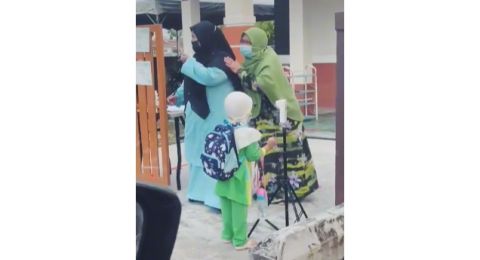 Viral Aksi Murid TK Pakai Alat Cek Suhu, Guru Auto Ngakak: Pemikiran yang Kreatif!