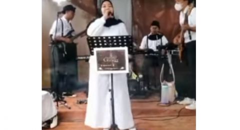 Detik-detik Penyanyi Wanita Basah Kuyup Tersiram Air dari Atas Tenda