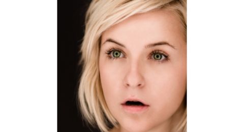 Seorang Pria Lakukan Aksi Membungkuk Ekstrem, Tulang Belikat Bikin Salfok