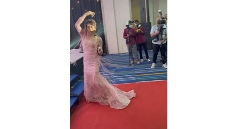 Penyanyi Ini Pakai Gaun dan Heels Lakukan Atraksi di Panggung, Netizen: Takut Meleset