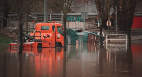 Jalan Terendam, Aksi Pria Turun Tangan Buka Saluran Air yang Tertutup Ini Tuai Pujian
