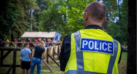 Bikin Tepuk Jidat, Ibu Ini Santai Duduk di Sepeda Motor yang Didorong Polisi