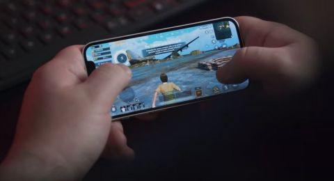 Bikin Kesal! Suami Kecanduan Game, Istri Langsung Suapi Layar Ponselnya Pakai Nasi