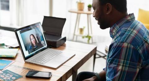 Lagi Diwawancara Cowok Ini Malah Lontarkan Makian, Alasannya Bikin Ngakak