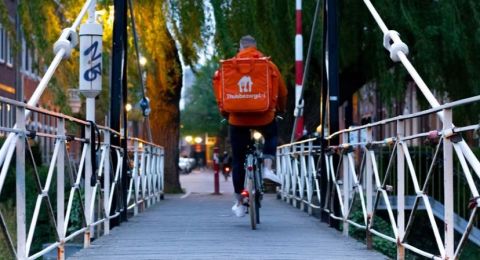 Salut Meski Beda Aplikasi, Dua Kurir Makanan Bantu Dorong Motor Driver Ojol