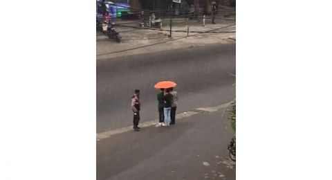 Momen Lucu, Lagi Bertugas Polisi Ikut Berteduh Sepayung Bersama Tiga Pemuda