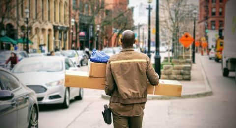 Kocak, Aksi Nyeleneh Bocil Kompleks Sikat Tugas Kurir saat Kirim Paket