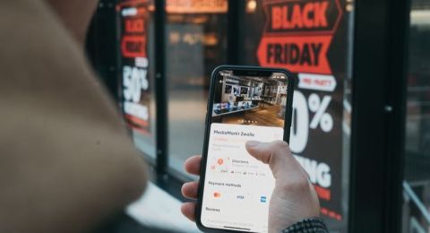 Cewek Ini Syok Lihat Cara Pacar Belanja Online, Warganet: Kelemahan Cowok