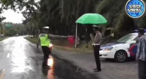 Dikira Razia, Pengendara Motor Putar Balik Ternyata Polisi Berbagi Takjil