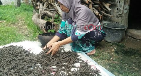 Ampo makanan khas Tuban berbahan tanah liat [Foto: BlokTuban]