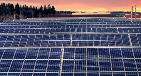 Indonesia Target 100 GW Energi Surya: Apa Artinya bagi Ekonomi dan Keadilan Iklim?