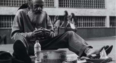 Bikin Mewek Video Kakek Pakai Baju Lusuh Jalan Merangkak, Warganet: Terharu Banget