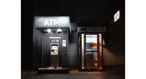 Aksi Kocak Pria Pilih Salat Ied di Ruang ATM, Warganet: Jemaah Prioritas