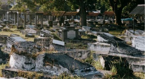 Viral Bangunan Makam Ini Bentuknya Bikin Salfok, Warganet: Kirain Kebakar