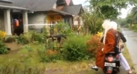 Ngakak! Cewek Ini Nyungsep Saat Turun dari Sepeda Motor: 'Diduga Dikira Kasur'