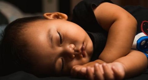 Terenyuh, Anak Ini Tidur di Dalam Gerobak Pecel Lele Dagangan Orangtuanya