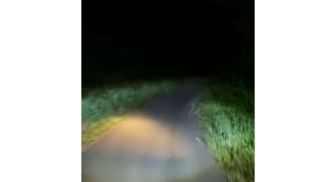 Ngeri! Pengendara Sepeda Motor Kaget Ada Longsor Saat Lewati Jalan Gelap