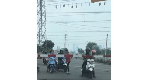 Lebih Sayang Waktu, Warga Nekat Terobos Palang Kereta Api Sampai Jatuh