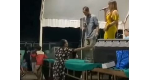 Istri Ngamuk Lihat Suami Joget Bareng Biduan Sampai Pukul Pakai Mikrofon